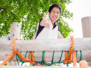 手を差し伸べる男性