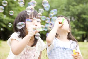 シャボン玉で遊ぶ子供達