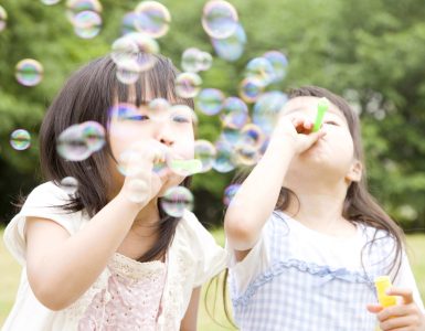 シャボン玉で遊ぶ子供達