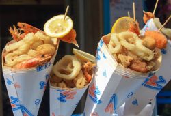 エビやオニオンリングが入った容器