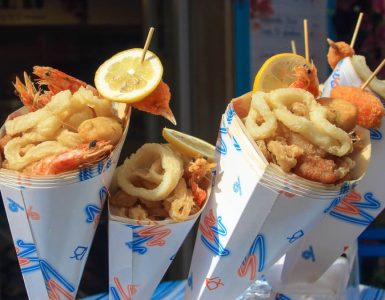 エビやオニオンリングが入った容器