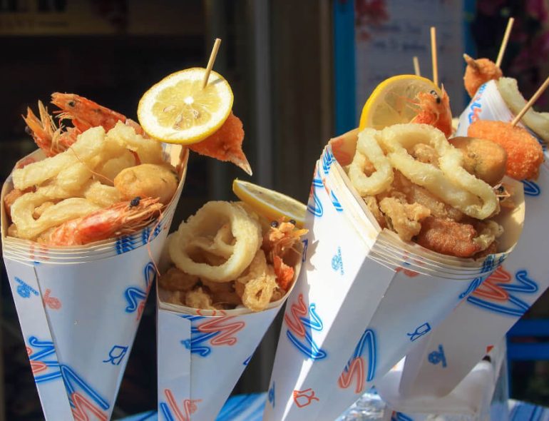 エビやオニオンリングが入った容器