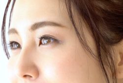 女性のアップ顔