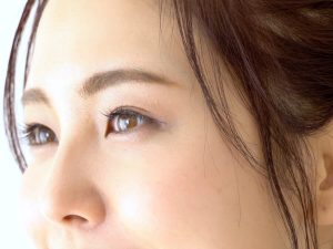 女性のアップ顔