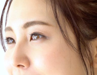 女性のアップ顔