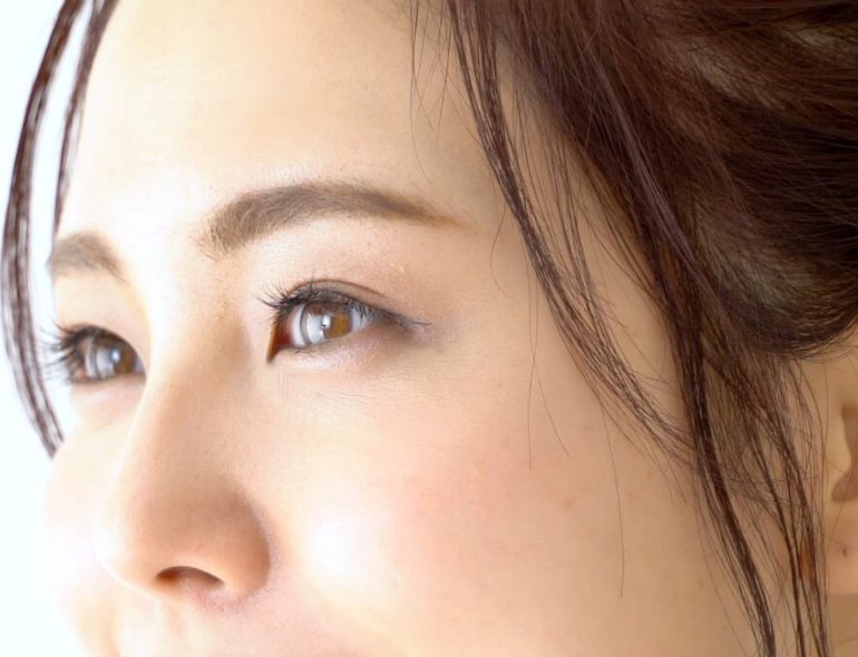 女性のアップ顔