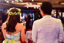 手紙を読む花嫁