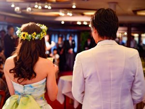 手紙を読む花嫁