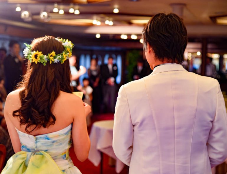 手紙を読む花嫁